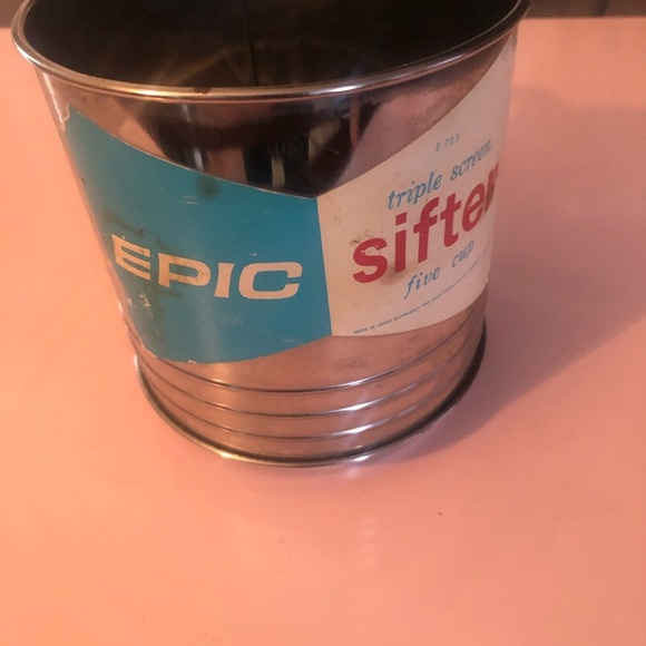 Epic Silver Flour Sifter 5 cup three filter sifter, also works as a display - Picture 12 of 12